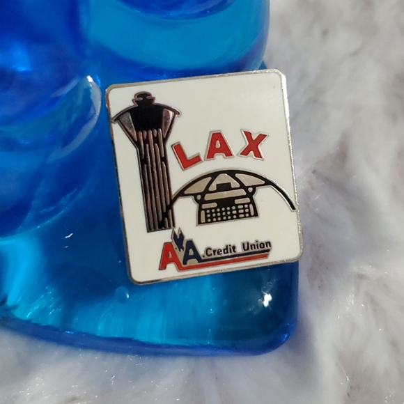 American Airlines Jewelry - AMERICAN AIRLINES LAX Credit Union Commemorative pinback Legacy AA tower graphic